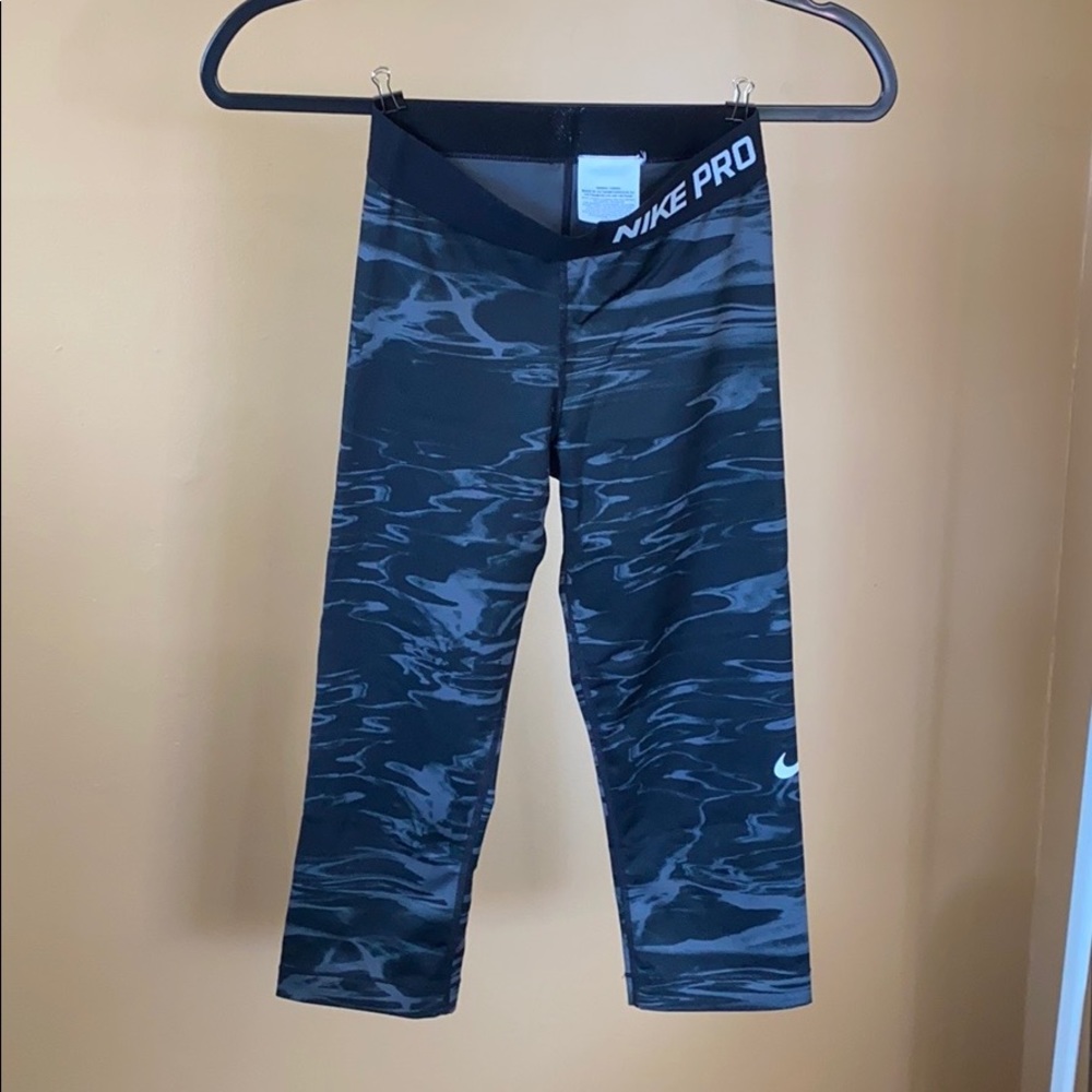 NIKE Pro Capri Tights